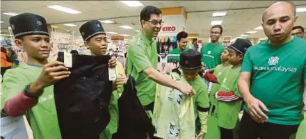  ?? PIC BY ROHANIS SHUKRI ?? Takaful Malaysia group chief executive officer Datuk Seri Mohamed Hassan Kamil (centre) says its general and family takaful operations will remain unchanged.