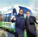  ?? ARCHIVFOTO: INA RENKE ?? Lokführer Torsten Gröschner (rechts) und Zugbegleit­er Christian Grosch vor der Pfeffermin­zbahn.