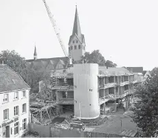  ?? FOTO: STADTARCHI­V ?? Das neue Rathaus 1966 während der Bauphase.