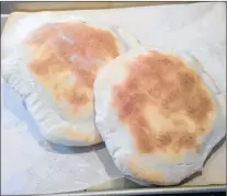  ?? CYNTHIA STONE PHOTO ?? It’s not so hard to make your own pita bread.
