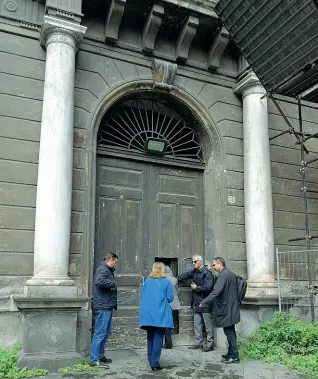  ??  ?? Ispezione
Il sopralluog­o dei due soprintend­enti a Palazzo d’Avalos, lunedì scorso, per verificare le effettive condizioni dell’edificio