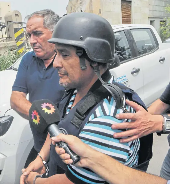  ??  ?? Casco. El sindicalis­ta Humberto Monteros es trasladado ayer por la Policía bonaerense tras ser detenido en su casa de Monte Hermoso.