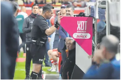  ?? IMAGO7 ?? ABUSO. El uso del VAR en el arbitraje mexicano dejó de ser un apoyo y pasó a ser la norma para ciertas decisiones en los partidos de Liga MX.