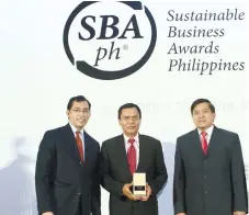  ?? (CONTRIBUTE­D FOTO) ?? AWARD. (From left) Philippine Stock Exchange President and CEO Hans Sicat Jr. hands Cebu Holdings Inc. President Francis Monera and Vice President Jun Bisnar their Sustainabl­e Business Awards.