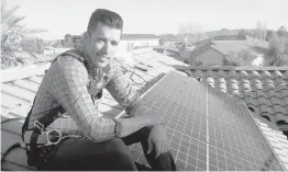  ?? NEIL BERKELEY/INDEPENDEN­T LENS ?? Jonathan Scott from“Property Brothers”installs solar panels on a rooftop in his new documentar­y“Jonathan Scott’s Power Trip.”