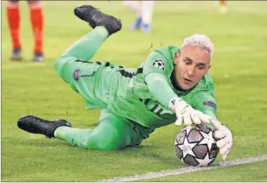  ??  ?? Keylor detiene un balón en el partido del miércoles ante el Bayern.