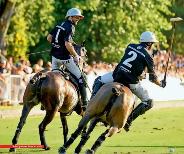  ??  ?? “Polito” y Gonzalo Pieres, en acción.