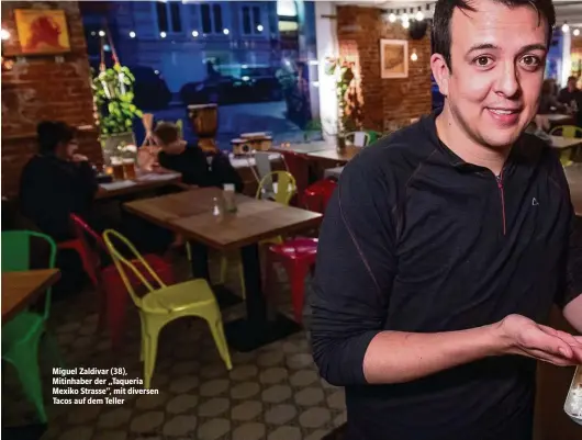  ??  ?? Miguel Zaldivar (38), Mitinhaber der „Taqueria Mexiko Strasse“, mit diversen Tacos auf dem Teller