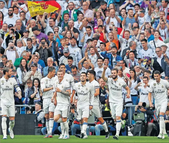  ??  ?? A POR LA LIGA. El público celebró con los jugadores el primer gol de Nacho que encaminaba al Madrid en su lucha por el campeonato. Fue un gol de listo.