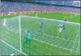  ??  ?? 44’. Muñoz agarró a Cristiano en el área. Penalti no pitado.