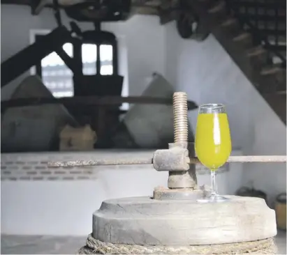  ?? Foto: Molino del Hortelano ?? Feinstes Olivenöl aus dem 400 Jahre alten Molino del Hortelano bei Málaga.