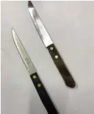  ?? EVIDENCIAS. ?? El extranjero fue detenido tras apropiarse una motociclet­a en el sector de Pilanquí. En su poder tenía estos dos cuchillos.