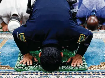  ?? Photos by Godofredo A. Vásquez / Staff photograph­er ?? Houston Police Department senior officer Danish Hussain attends the midday prayer Monday at the Madrasah Islamiah mosque.