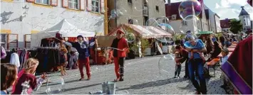  ??  ?? Das Gauklerduo „Da Capo“alias Otto Weizenegge­r und Sohn ließen Seifenblas­en steigen, zur Freude der Kinder und Gäste des Historisch­en Festes.