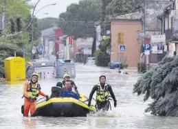  ?? PASQUALE BOVE / EFE ?? Una familia evacuada en Coccolia, cerca de Rávena, ayer.