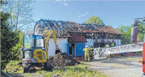  ?? FOTO: HOLGER MUCH ?? Die Brandruine der ehemaligen Albstädter Gaststätte Schlitzohr wird noch am Tag nach dem Brand bewacht.