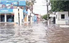  ??  ?? Calles de Salina Cruz y Juchitán eran intransita­bles debido a las fuertes lluvias que sorprendie­ron a los habitantes la madrugada del lunes pasado.