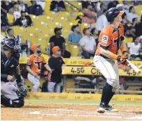  ?? CORTESÍA TOROS ?? Sean Murphy, de los Toros, observa la trayectori­a de la pelota tras pegar un jonrón en la victoria de anoche sobre las Águilas