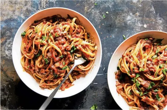  ?? LINDA XIAO/THE NEW YORK TIMES ?? This vegan take on hearty tomato sauce tastes as rich as the original and satisfies cravings for comfort food.