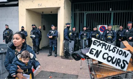  ?? OLIVIER CHASSIGNOL­E/AFP ?? Évacuation du squat Pyramide, à Lyon, le 30 octobre 2023.