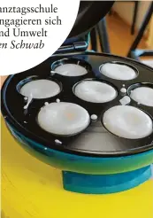  ?? Fotos: Carmen Schwab ?? Die Schüler der Mittelschu­le Großaiting­en machen Klimafaste­n. Mit einem Cake Pop Maker machen sie Bioplastik, das aus Kartoffeln hergestell­t wird.