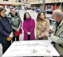  ?? AYUNTAMIEN­TO DE ZARAGOZA ?? Natalia Chueca, revisando los planos de la reforma de la calle Matadero.