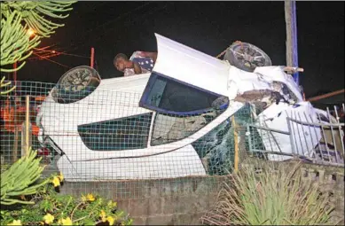  ??  ?? Deze auto is zondagavon­d tegen een schutting opgereden aan de Livornoweg. De bestuurder ging per eigen gelegenhei­d voor medische behandelin­g. (Action-foto: Shaylendra Jarbandhan)