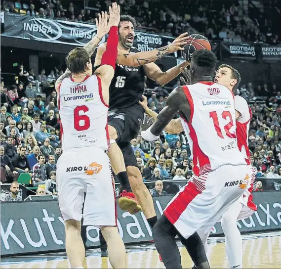  ?? FOTO: MIREYA LÓPEZ ?? Alex Mumbrú El alero trata de penetrar durante el partido del pasado domingo ante el Kirolbet Baskonia en el que se certificó el descenso del RETAbet Bilbao Basket