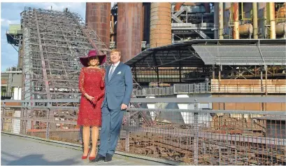  ?? FOTO:BECKER & BREDEL ?? Das niederländ­ische Königspaar, Willem-Alexander und Máxima, gestern beim Rundgang im Universitä­tsklinikum des Saarlandes in Homburg zusammen mit Ministerpr­äsident Tobias Hans (linkes Bild). Am Vormittag waren sie bereits im Weltkultur­erbe Völklinger Hütte.