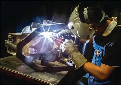  ??  ?? Les moules en aluminium sont fabriqués intégralem­ent sur place pour une précision accrue. Du surmesure qui a fait la réputation du constructe­ur américain.