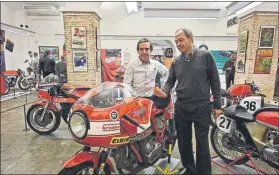  ?? FOTO: PERE NUBIOLA ?? Mallol y Tejedo, con la Ducati 900 de 1980 que recupera el salón AutoRetro