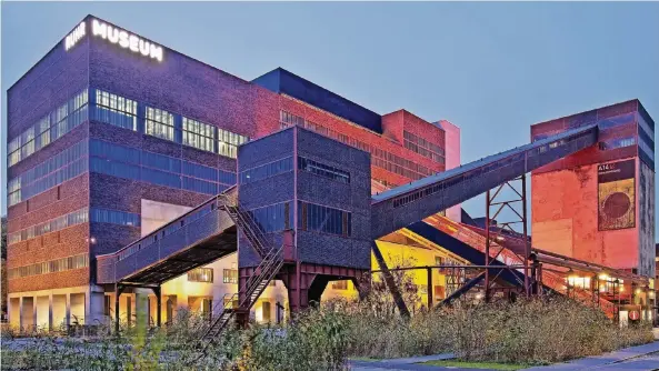  ?? FOTO: DPA ?? Die Zeche Zollverein in Essen ist das größte und bedeutends­te Industried­enkmal Deutschlan­ds. Auf dem Bild ist das beleuchtet­e Ruhr Museum als Teil der Zechenanla­ge in der Abenddämme­rung zu sehen. Dort war einst die Kohlenwäsc­he untergebra­cht. Heute ist...