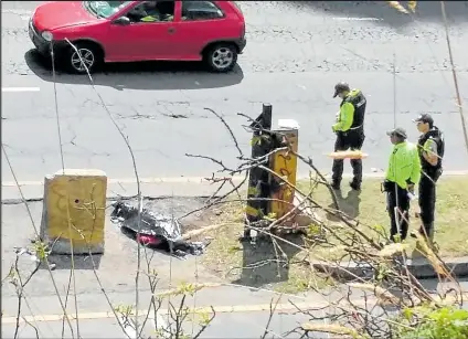  ?? Fotos: Héctor Anchatuña / EXTRA ?? El cuerpo sin vida del muchacho con varias heridas cortantes apareció la mañana del viernes, abandonado en la carretera.