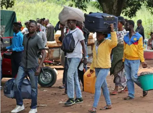  ??  ?? CONGOLESES EM FUGA DE ANGOLA