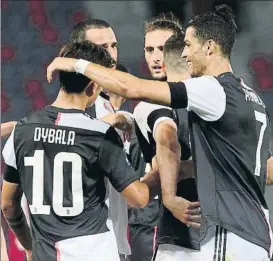  ?? FOTO: EFE ?? La Juve, líder con 4 puntos de ventaja
Cristiano y Dybala volvieron a sonreír