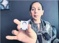  ??  ?? Yolanda Quintero lamenta que por falta de recursos no podrá ir a recoger a su hijo a Beijing, por lo que tendrá que esperarlo a su llegada a México.