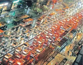  ??  ?? ► Congestión vehicular en Las Condes.
