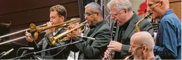  ?? Foto: Andreas Schmidt ?? Mit Jazz hebt der Friedberge­r Musiksomme­r an und Festivalle­iter Karl Heinz Steffens (Dritter von rechts) greift selbst zur Klari nette.