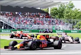  ??  ?? El piloto australian­o Daniel Ricciardo, a bordo del Red Bull (3), seguido por el mexicano Sergio Pérez en su Force India (11), antes de ser rebasado por el Ferrari de Sebastian Vettel durante el GP de Canadá de Fórmula 1 ■ Foto Afp