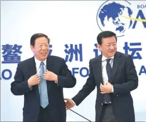  ?? ZOU HONG / CHINA DAILY ?? Fan Gang (right), director of the National Economic Research Institute, and former central bank governor Dai Xianglong at the Boao Forum for Asia on Monday.