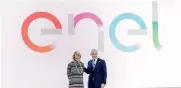  ??  ?? Nuovo logo Enel. La presidente Patrizia Grieco e l'ad Francesco Starace