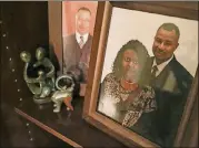  ?? ALYSSA POINTER/ALYSSA.POINTER@AJC. COM ?? A family photo of Corey McDaniel Sr. and his late wife, Allison McDaniel, is displayed in their Stone Mountain residence Dec. 11. Corey, a single dad to two boys, lost his wife to a stroke in 2016.