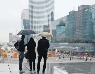  ?? CHARLES PLATIAU /REUTERS-8/11/2013 ?? La Défense. Estima-se que 3,5 mil postos de trabalho podem ser transferid­os para Paris