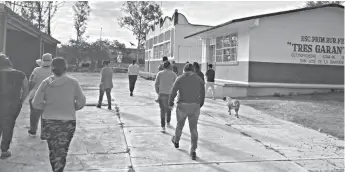  ?? /Foto: Coco Robles ?? Educación. Trabajan autoridade­s en el conflicto de la escuela ‘Tres Garantías’.