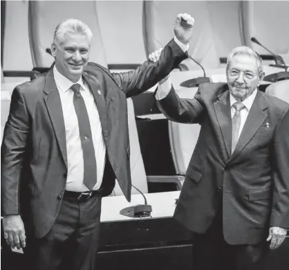  ?? Foto: Efe ?? Miguel Díaz-canel y Raúl Castro, tras confirmars­e la elección del primero.