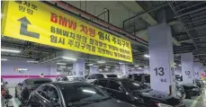  ?? FOTO: DPA ?? Sonderpark­platz für „gefährlich­e“BMWs im südkoreani­schen Seoul.