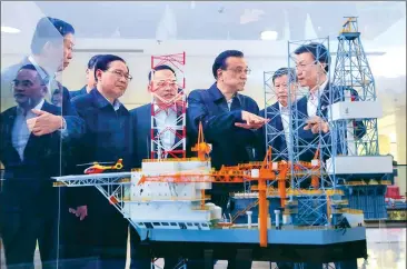  ?? PROVIDED TO CHINA DAILY ?? Premier Li Keqiang visits Shanghai Zhenhua Heavy Industries, China’s leading port machinery builder, on Tuesday.