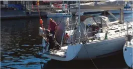  ??  ?? KRASJET I SEILBÅT: Føreren mistet kontrollen over den mindre plastbåten og kjørte inn i denne seilbåten i Pollen i Arendal tirsdag.