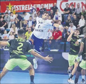  ?? Foto: BM GRANOLLERS ?? Antonio García, autor de seis goles, lanzando contra la portería del Sporting