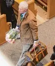  ?? Foto: Mike Nelson, dpa ?? In dieser Tasche trug ihr Mann Gabor nach draußen.